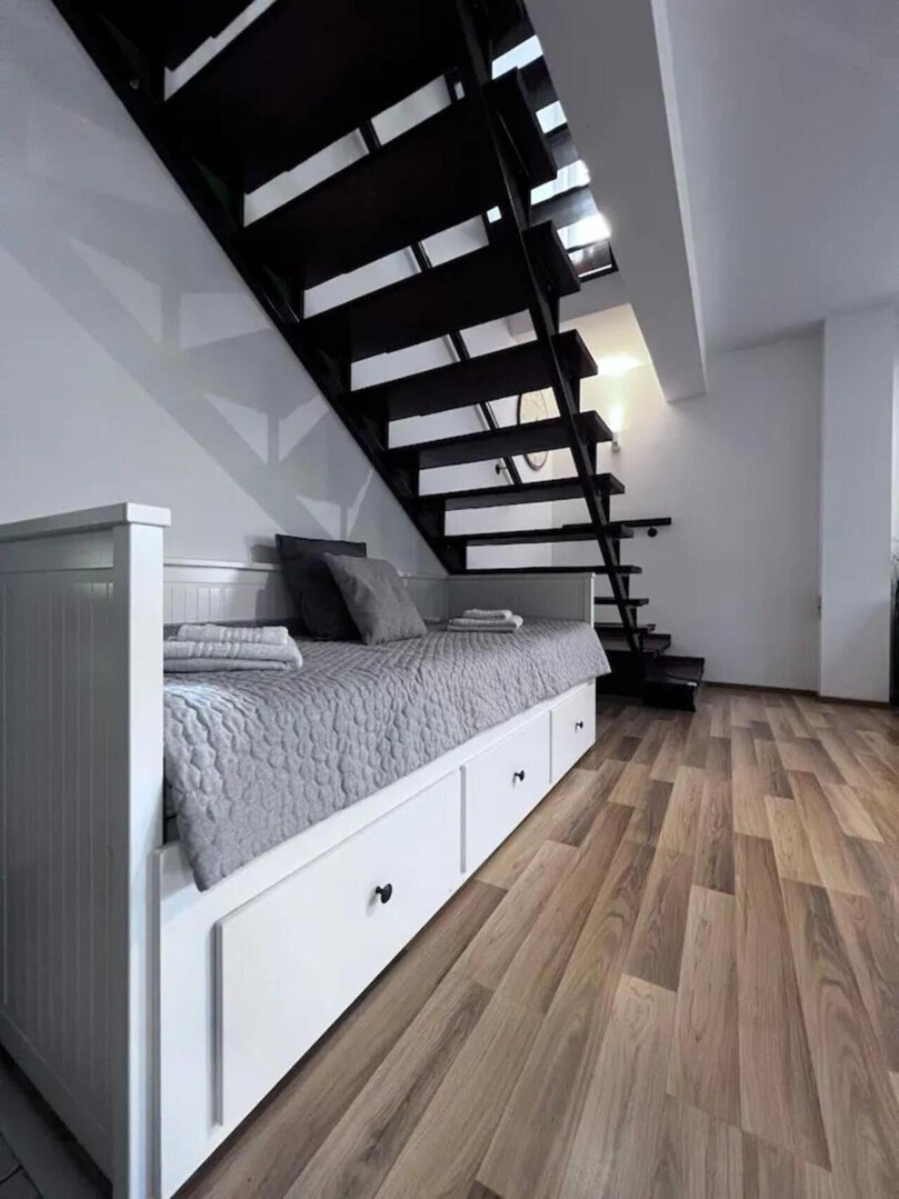 Vila Luminoasa Cu Curte Privata Букурещ Екстериор снимка